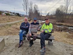 Tursti langs Tangenelva/møteplass ved Frørenseriet